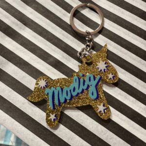 Modig unicorn akryl nøglering