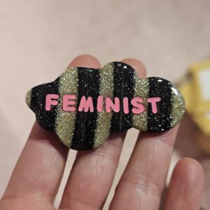 Stribet feminist sky broche