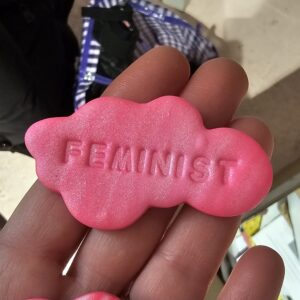 Feminist sky pink glimmer / blå broche