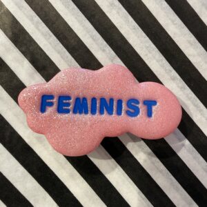 Feminist sky pink glimmer / blå broche