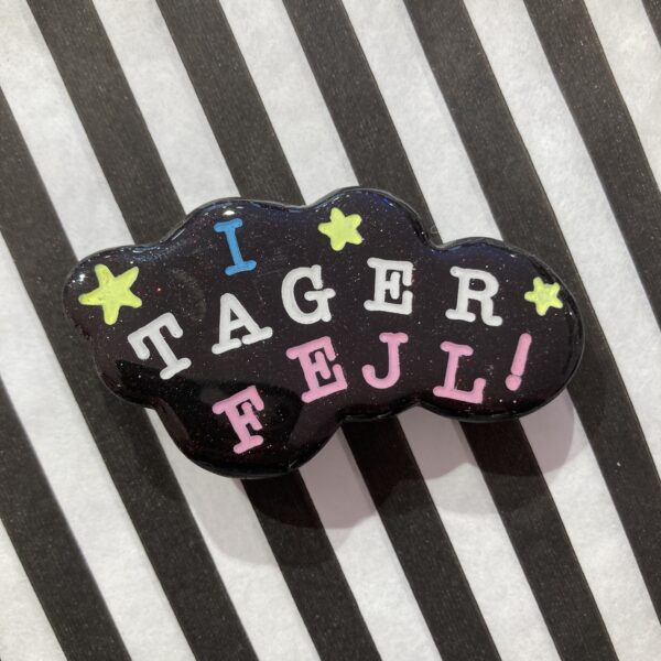 I tager fejl broche