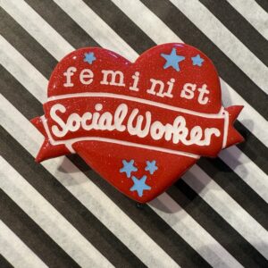Feminist socialworker broche