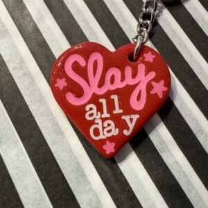 Slay all day rød hjerte nøglering