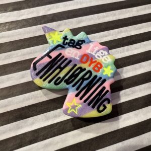 Tag lige en dyb enhjørning i striber broche