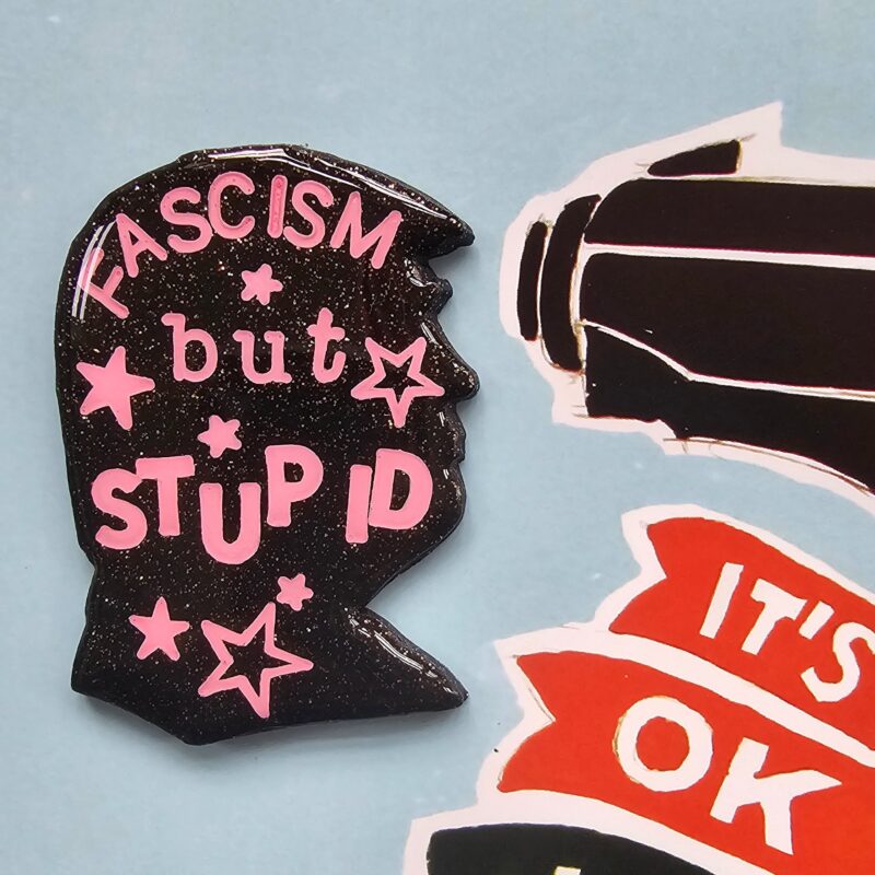 Stupid broche