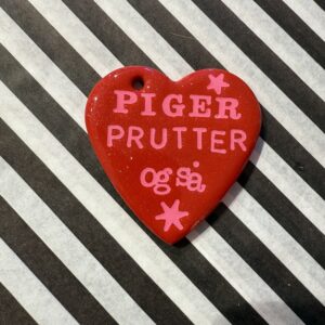 Piger prutter også rødt hjerte nøglering