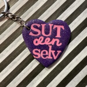 Sut den selv stort lilla hjerte nøglering