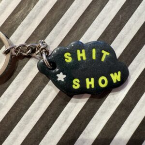 Shit show lille sky nøglering