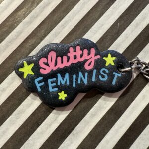 Slutty feminist sky nøglering