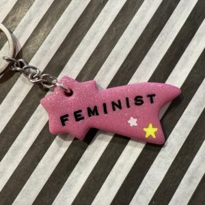 Feminist pink nøglering