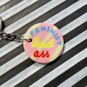 Feminist bad ass stribet nøglering