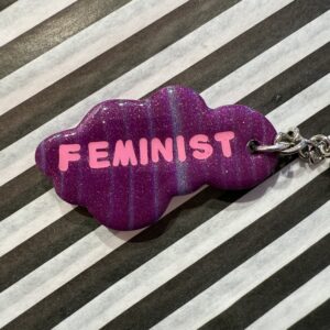 Feminist stribet sky nøglering