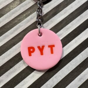 Stor pyt lyserød nøglering