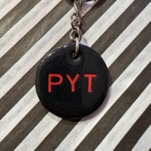 Stor pyt sort nøglering