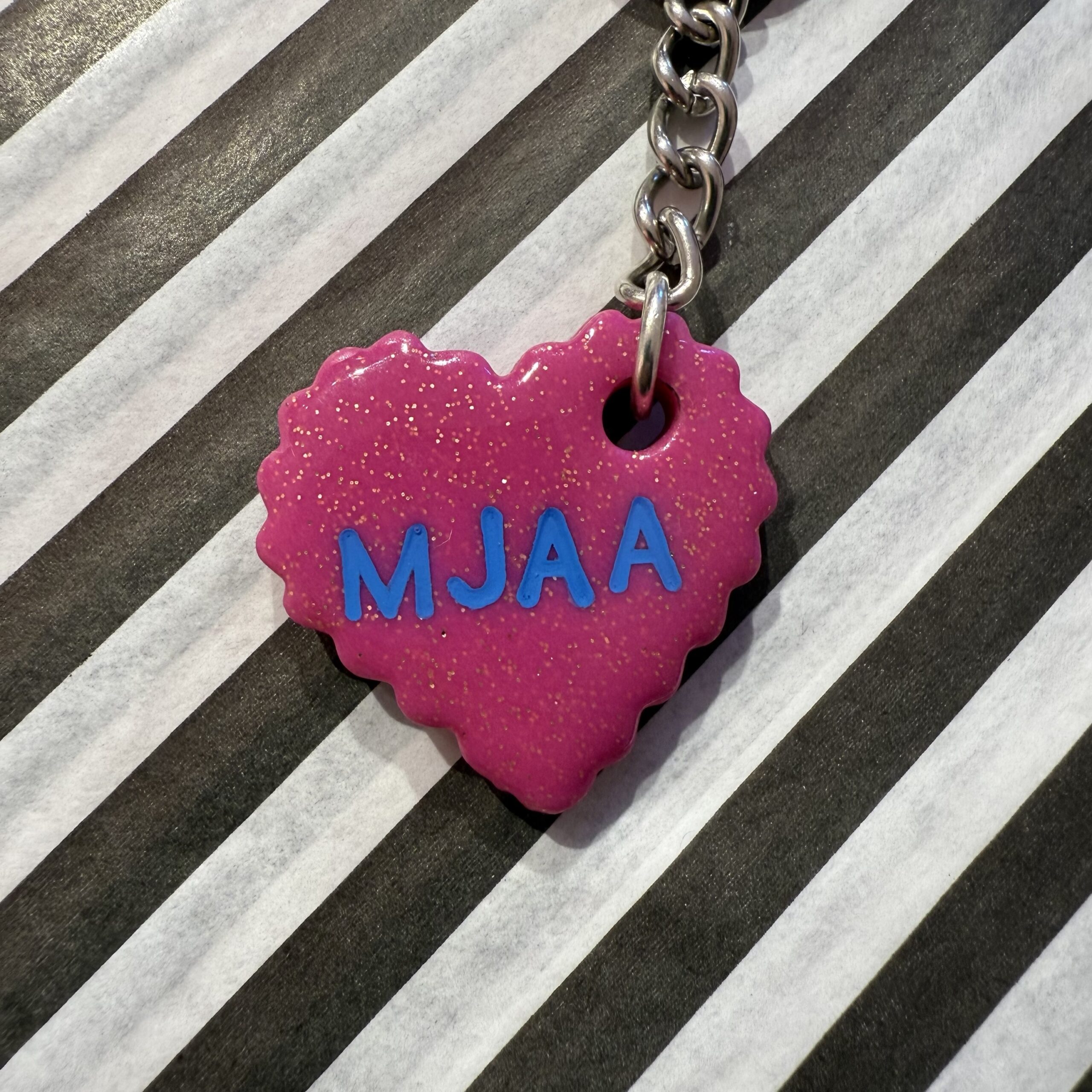 Mjaa pink hjerte nøglering