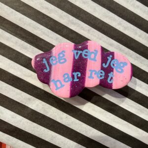 Jeg ved jeg har ret pink stribet broche