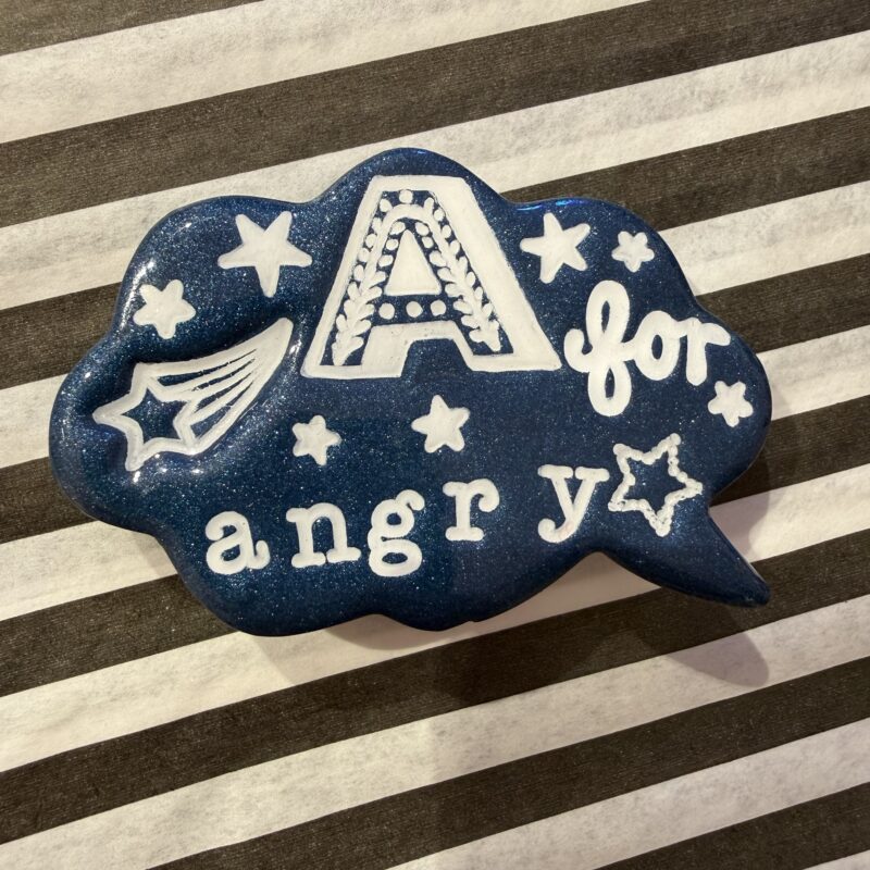 A for angry marineblå broche