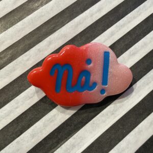 Nå rød glimmer sky broche