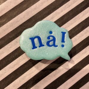 Nå mint taleboble broche