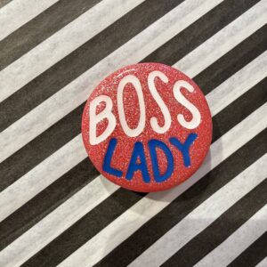 Boss lady håndskrevet glimmer broche