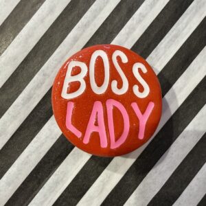 Boss lady håndskrevet rød broche