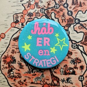 Håb er en strategi broche