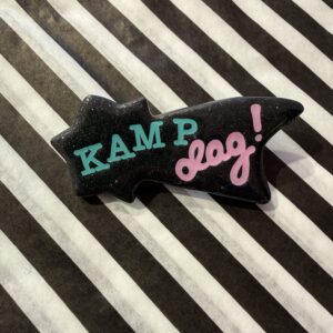 Kampdag sort stjerneskud broche