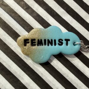 Feminist sky blå og guld nøglering