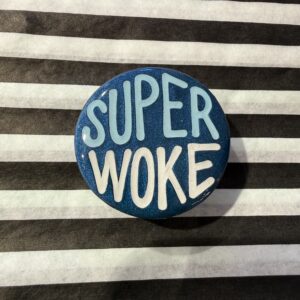 Super woke rund broche