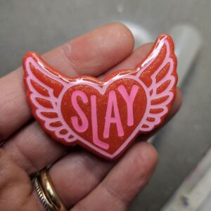 Lille SLAY med vinger broche