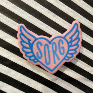 Sorg med vinger broche