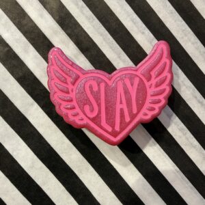 Lille SLAY med vinger broche