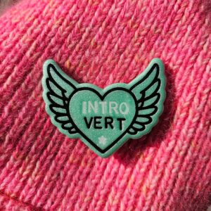 Introvert med vinger broche