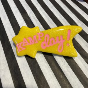 Kamp dag gul stjerneskud broche