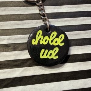 Hold ud sort rund nøglering