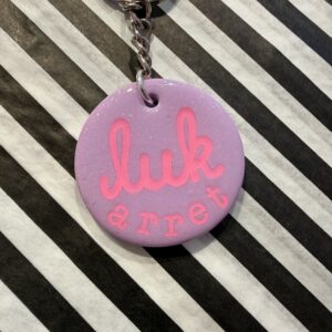Luk arret lilla rund nøglering