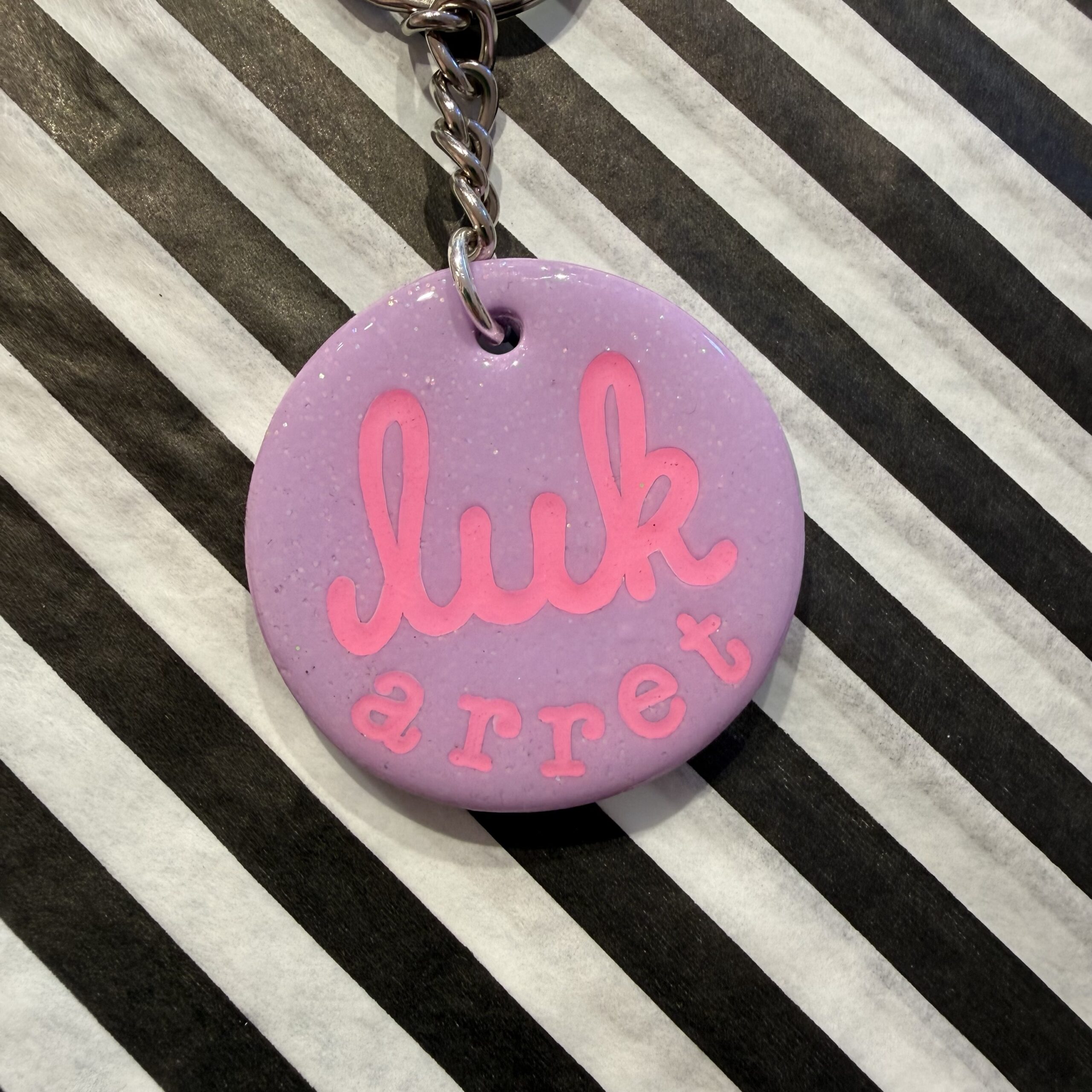 Luk arret lilla rund nøglering