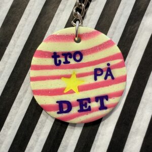 Tro på det stribet nøglering