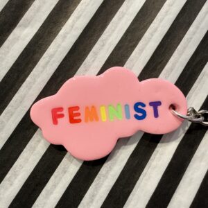 Feminist sky med regnbuebogstaver nøglering