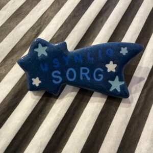 Usynlig sorg blå broche