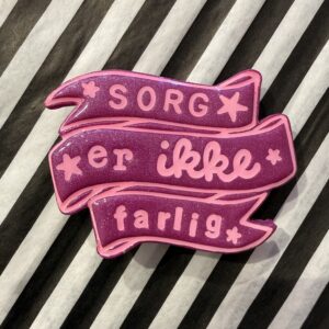 Sorg er ikke farlig stort banner broche