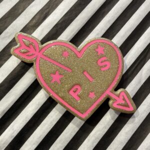 Pis stort hjerte broche